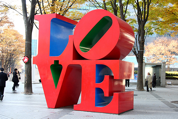 恋が実ると噂の「LOVE」の彫刻、なぜ西新宿にある？　誰からも愛される作品の由来とは