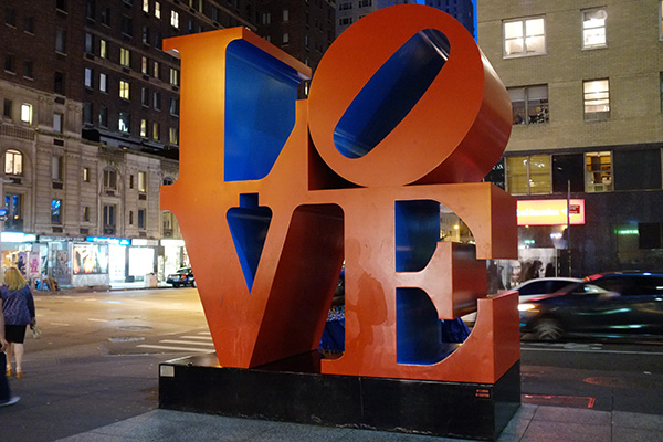 恋が実ると噂の Love の彫刻 なぜ西新宿にある 誰からも愛される作品の由来とは アーバン ライフ メトロ Urban Life Metro Ulm