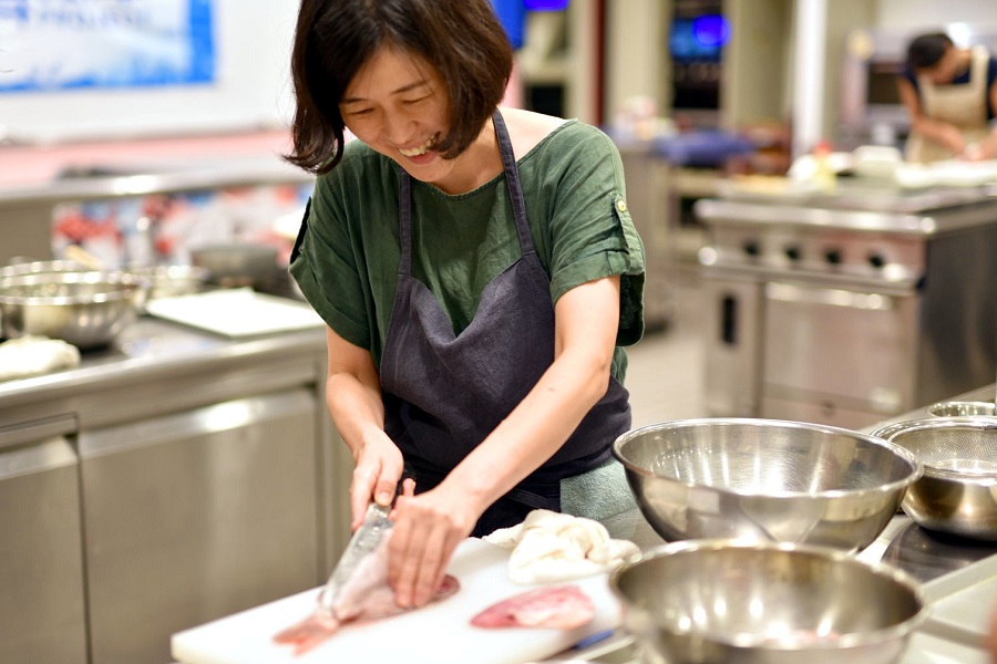 東京女子が包丁片手に魚をさばく　体験会も大人気、便利なこの時代にナゼ？