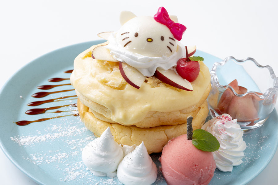 パンケーキの上にキティ、かわいすぎる！ ハローキティ45周年コラボカフェが新宿に