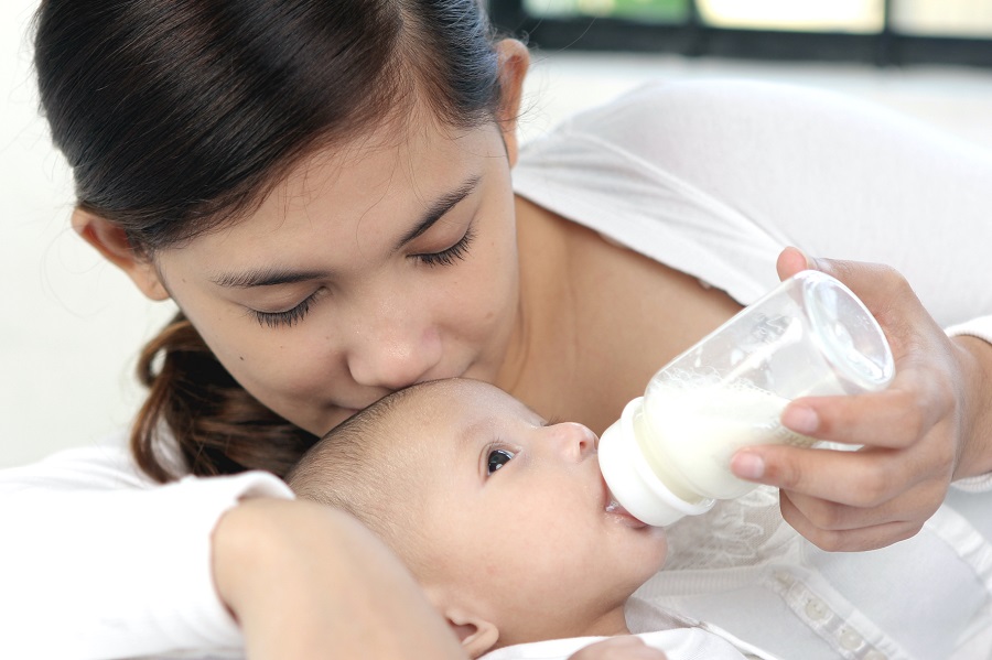 液体ミルクを使うことは「母親失格」？ いまだ根強い批判、いったいなぜなのか
