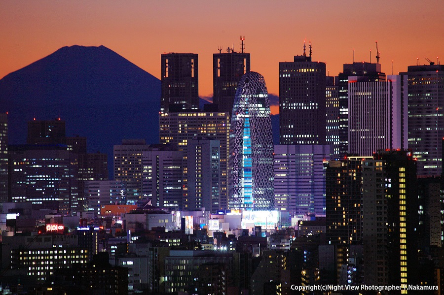 無料で混まない「夜景スポット」が都心にあった！ 高層ビルと富士山の美しいコントラスト、いったいどこ？