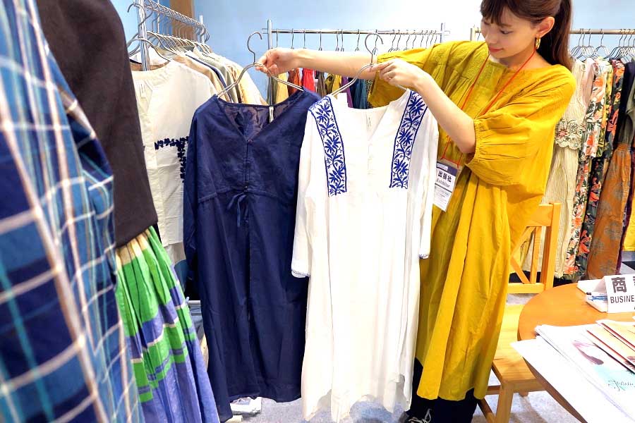 アラフォー「おしゃれ迷子」は必見！ 日本最大のファッション展示会に学ぶ、マンネリ・地味コーデ脱出術