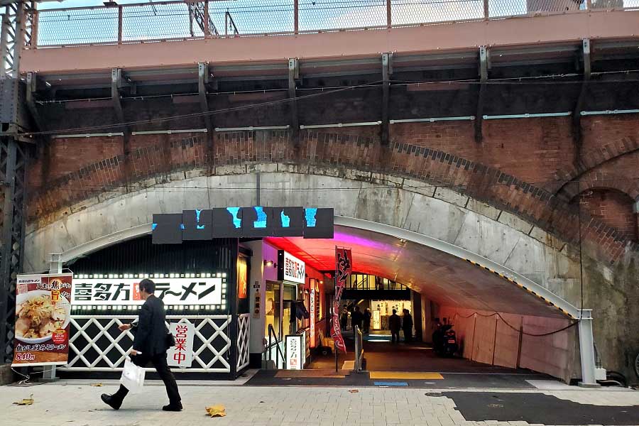 新橋駅の高架下に「陰キャ」も「陽キャ」も引き寄せそうな「薄暗～い飲み屋街」が誕生したワケ
