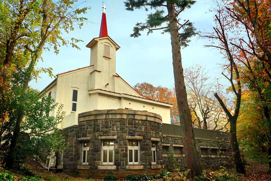 新宿の戦争遺跡「戸山ヶ原」にたたずむ教会が封じ込めた軍都の記憶