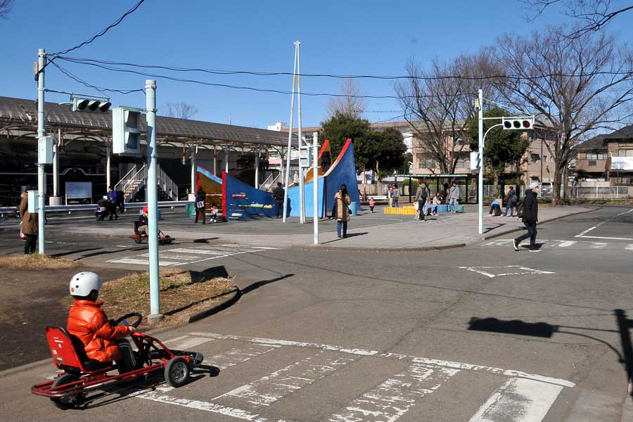 交通事故から子どもたちを守ろう――「府中市交通遊園」から見る、交通公園に込められた願いとは