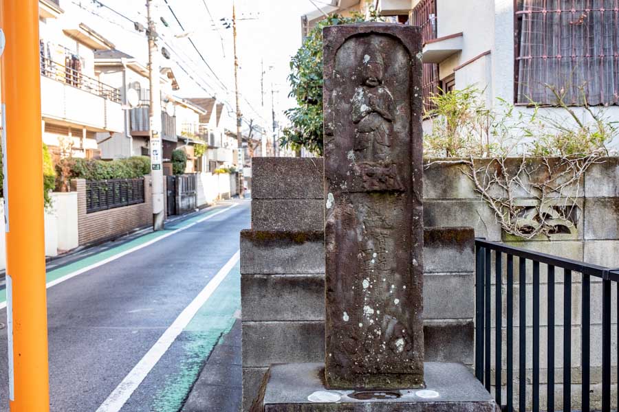 世田谷・東京農大裏手の「石塔とT字路」から漂う、古き江戸の情景