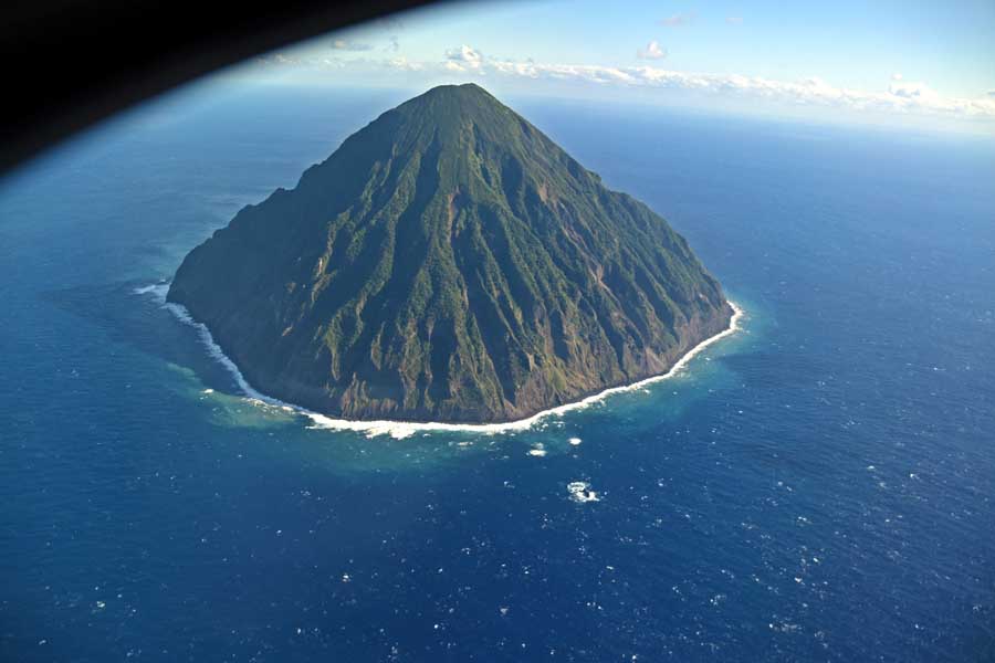 上陸難易度はトップレベル、日本初の原生自然環境保全地域「南硫黄島」をご存じですか【連載】東京無人島めぐり（3）