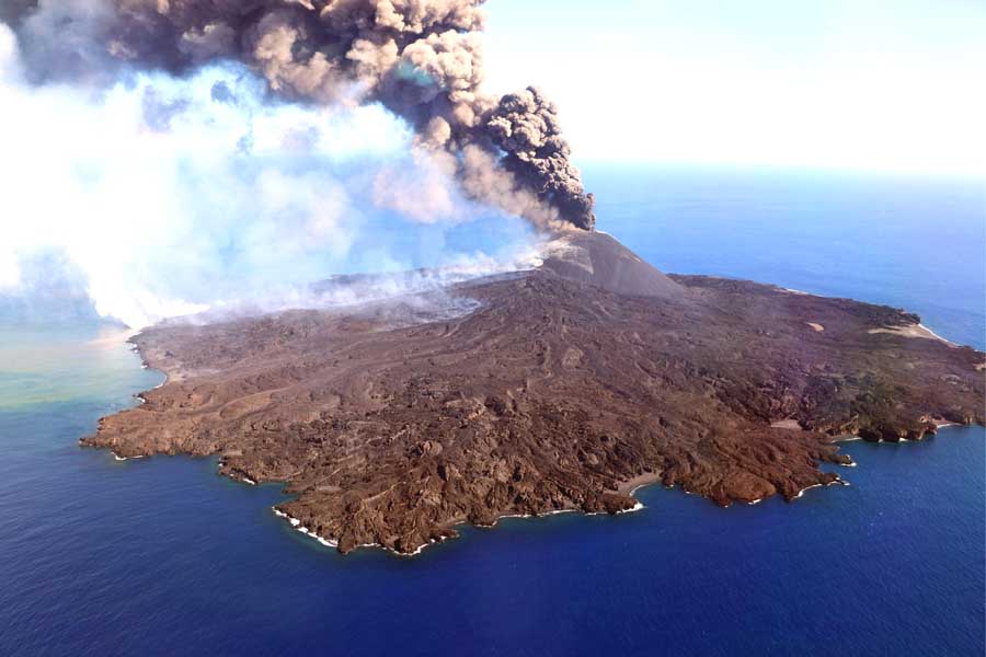 火山の噴煙は高さ8300mに 大陸誕生のロマン漂う「西之島」をご存じですか【連載】東京無人島めぐり（最終回）