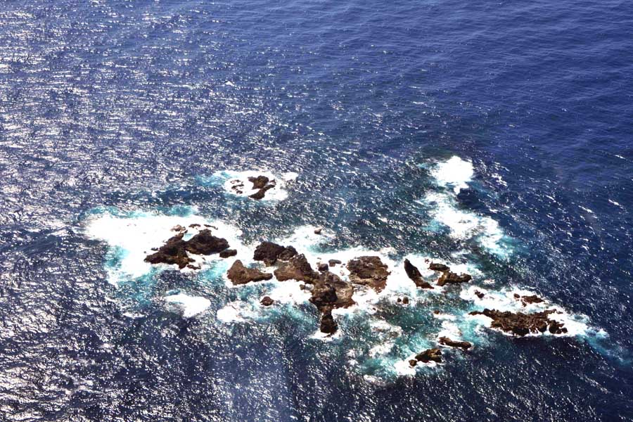 大海原に突如現れる岩、岩、岩！ 名前の由来は仏軍艦、「ベヨネース列岩」とは何か