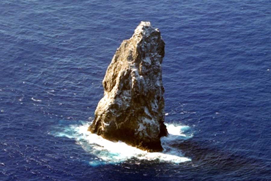 絶海にそびえる高さ100mの岩柱！ 伊豆諸島の最南端にある「孀婦岩」とは何か