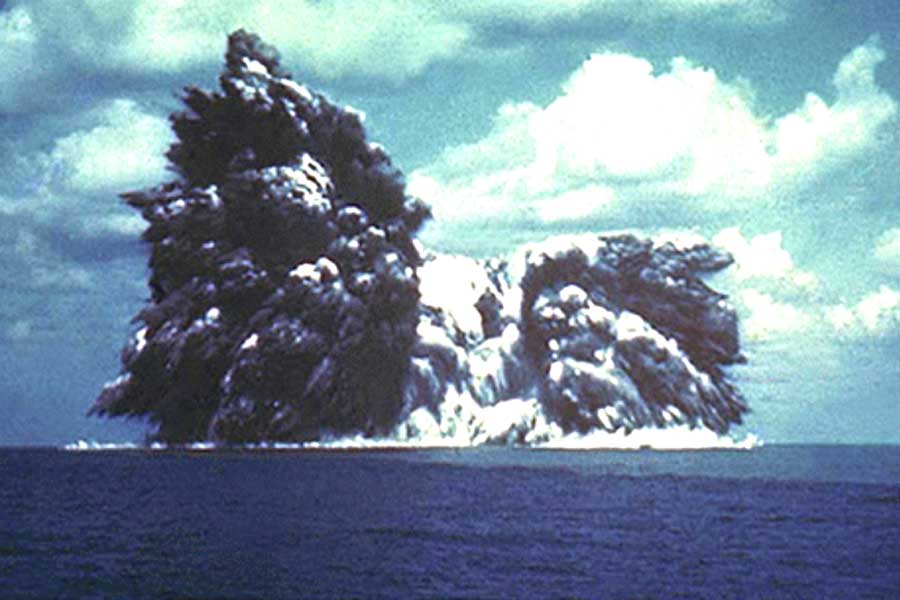 東京から南へ420km いまだ蠢く海底火山「明神礁」と、70年前のある測量船の悲劇とは
