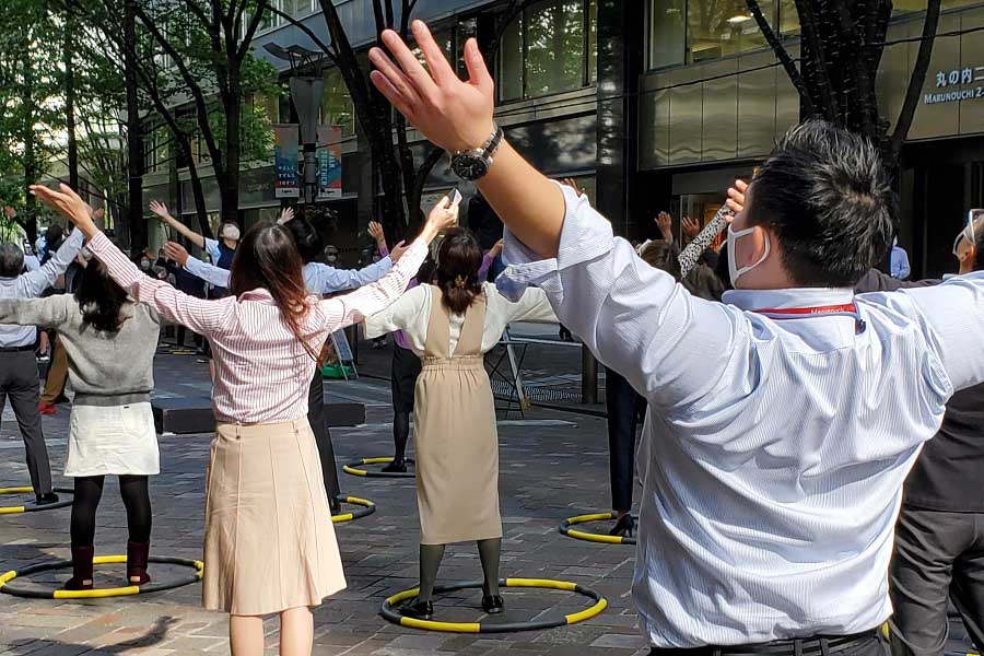 日本一のビジネス街「丸の内」で真っ昼間に突然鳴り響いた「ラジオ体操第1」、いったい何の集団？