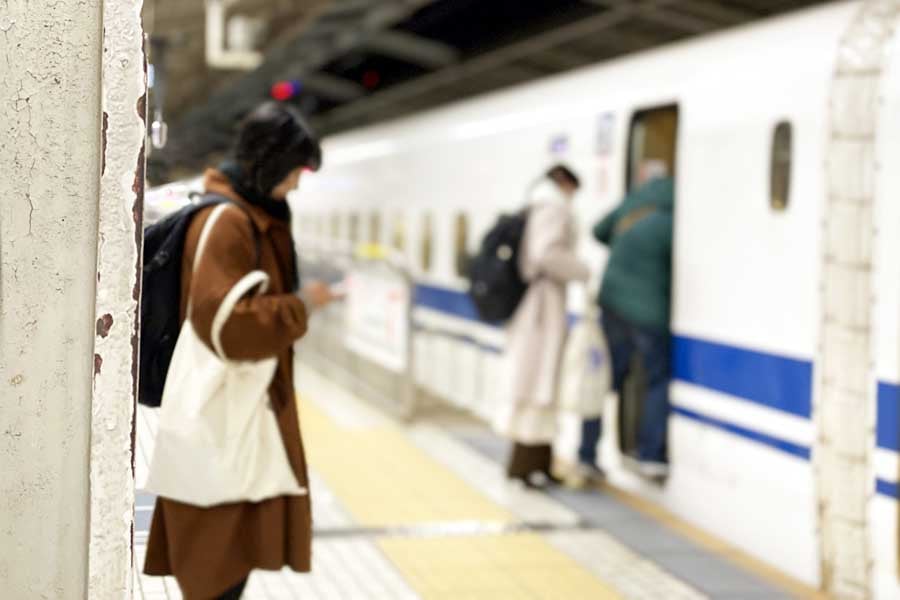 東京駅のホームで別れを惜しむカップルたち――JRの知名度アップに貢献した「シンデレラ・エクスプレス」の記憶