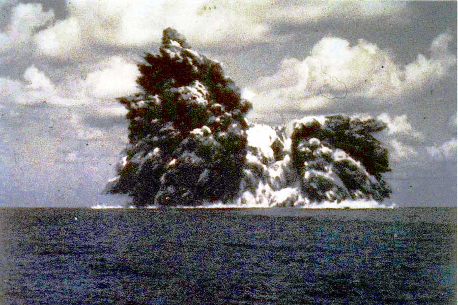 東京から420km離れた海底火山「明神礁」が大爆発？ 海保・海自は急行も、あきれた顛末に
