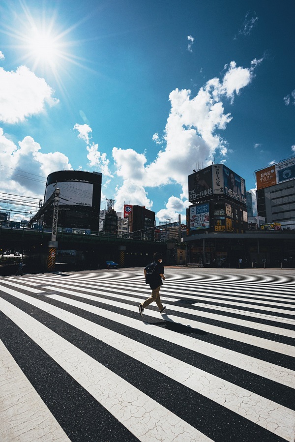 新宿の道路を覆い尽くす「ゼブラ模様」 駅前の横断歩道が“広過ぎる”とSNSで話題に！