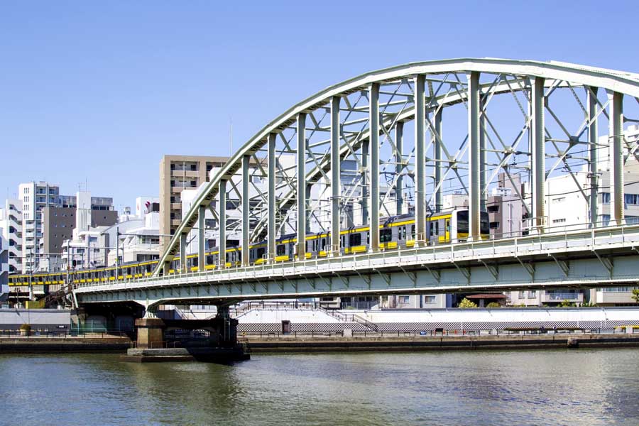 美しいアーチが印象的な総武線「隅田川橋梁」 実は作られた当時「田舎っぽい」と大不評だった！