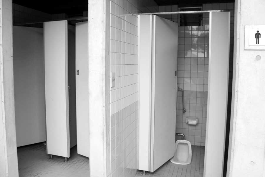 「トイレの花子さん」が消える？ 公立学校で進むトイレ洋式化、いったいなぜなのか