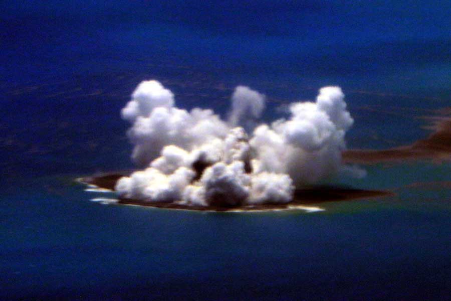 都心から約1300km！ 海底火山「福徳岡ノ場」の噴火に熱視線が送られる理由
