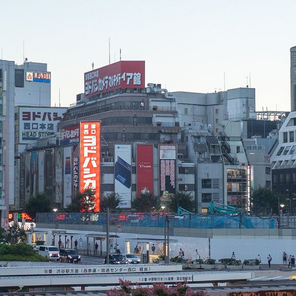 巨大戦艦or秘密要塞？ 新宿西口ヨドバシ再開発でむき出しになったビルに1.3万人が反応「なんだかゾクゾクする」