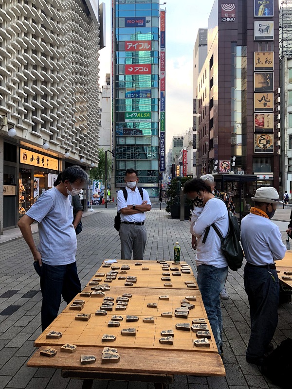 新橋駅前の「巨大将棋大会」がSNSで話題！ 令和の日本でまさかの開催、主催者に狙いを聞いた