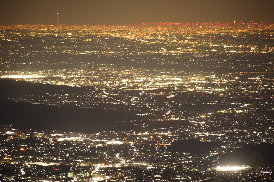 直線距離110km、群馬県から「東京2大タワー」見えた！ 感動の夜景に1.5万人「関東平野まじで高低差ない」
