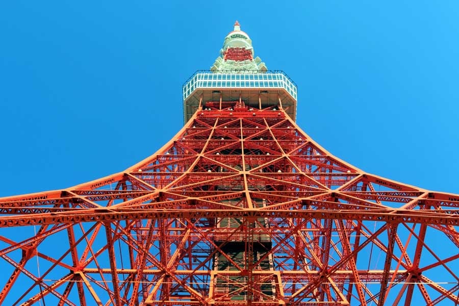 意外と知らない？ 東京タワーが赤くて、スカイツリーが赤くないワケ