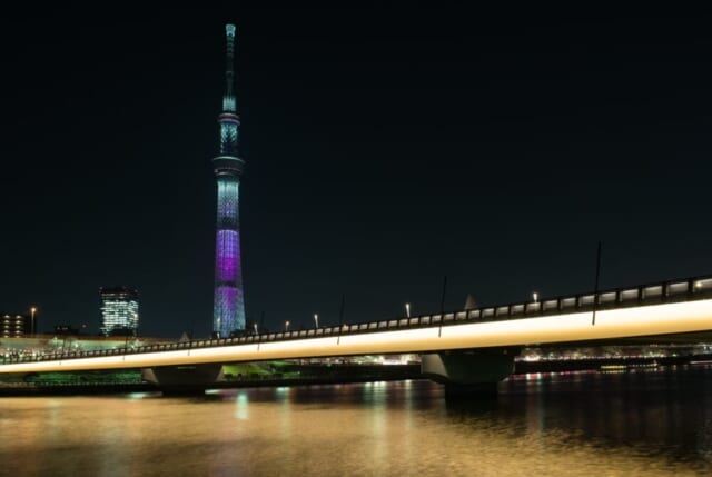 隅田川上流より、「桜橋」越しに見えるライトアップされた東京スカイツリー。金曜日の夜にしか現れない水上の特別なBARに乗船してみては（画像：株式会社東京ウォーターウェイズリリース）