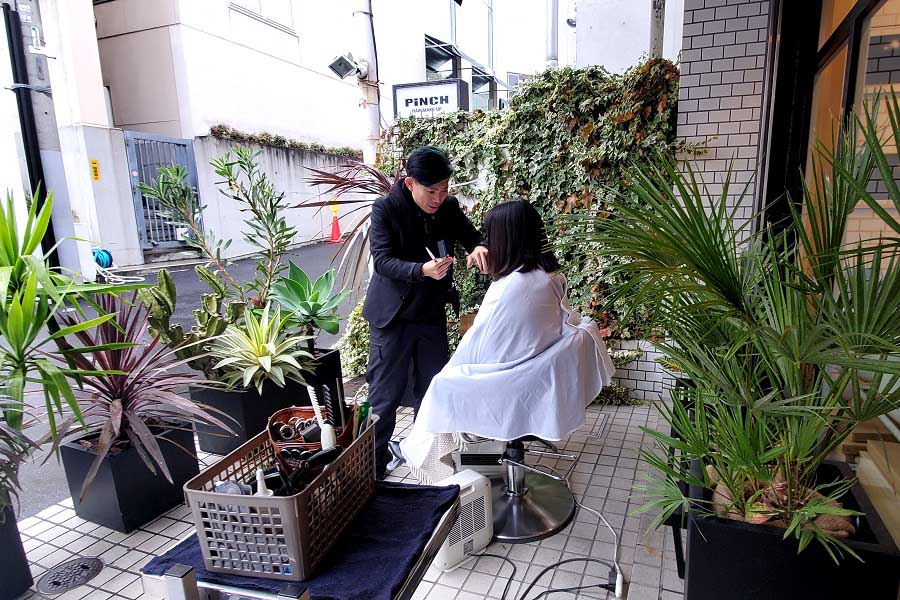南青山の小さな美容室が「真冬の店外」でヘアカットを始めたエモすぎる理由