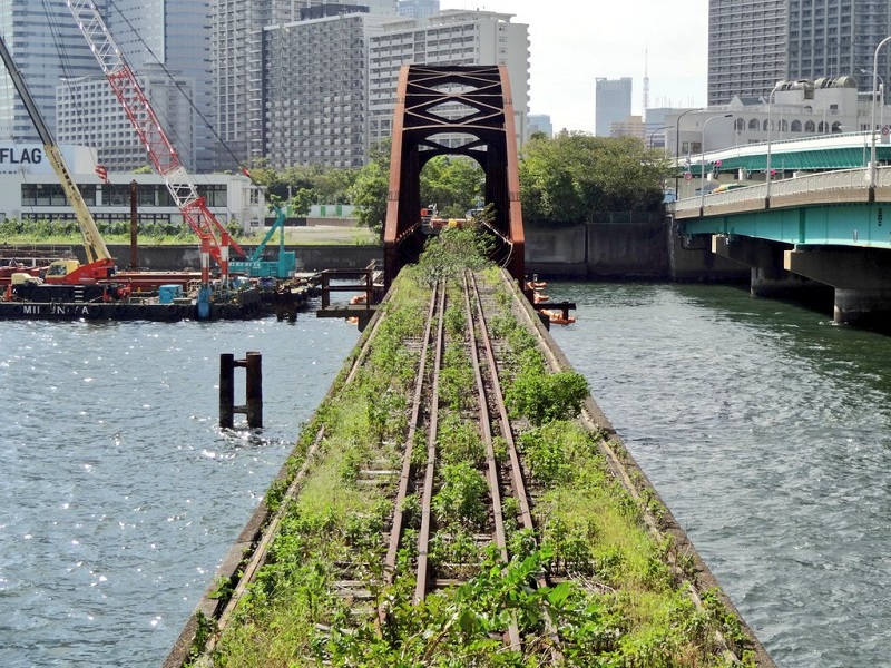東京都心に残された“昭和の廃線” 雑草生い茂る鉄路とタワマンのギャップに「エモい」「しびれる」