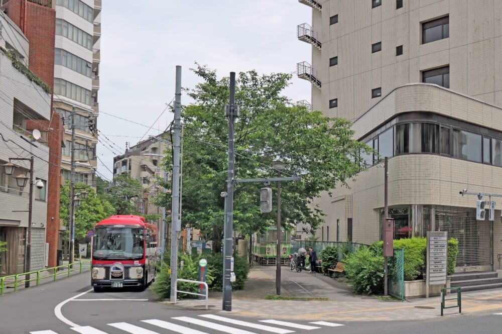 園内にはベンチと〇〇だけ!上野・根津の「細長い児童公園」どうして生まれた?